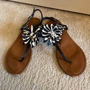 These are cute summer flats.